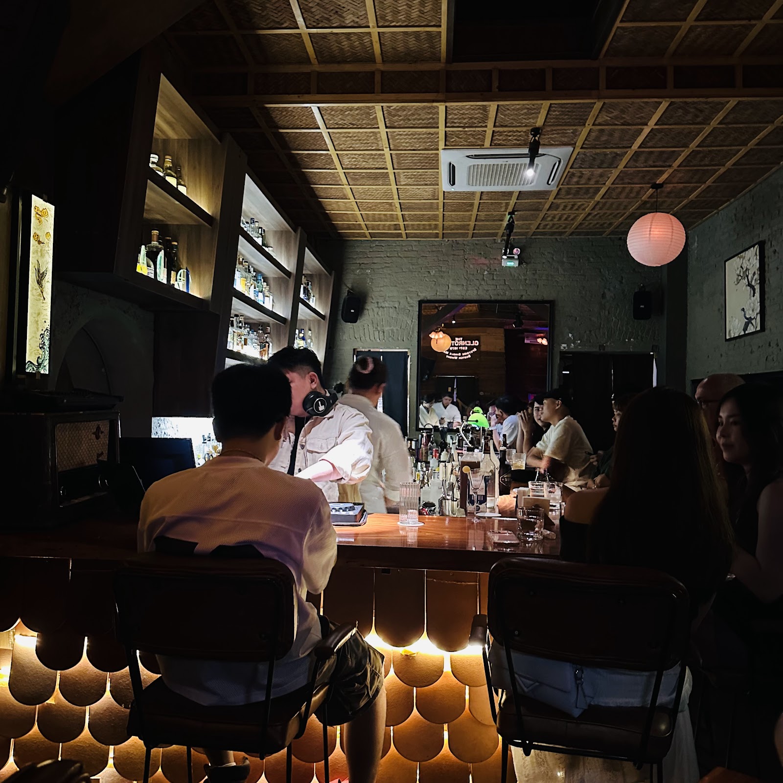 어둡고 따뜻한 실내 — 419.Cocktails & Cine Bar