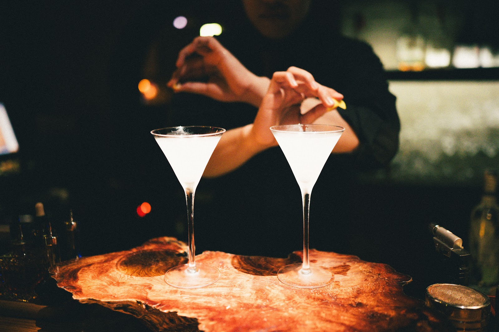 칵테일 플라이트 — 419.Cocktails & Cine Bar 카운터 위의 한 줄