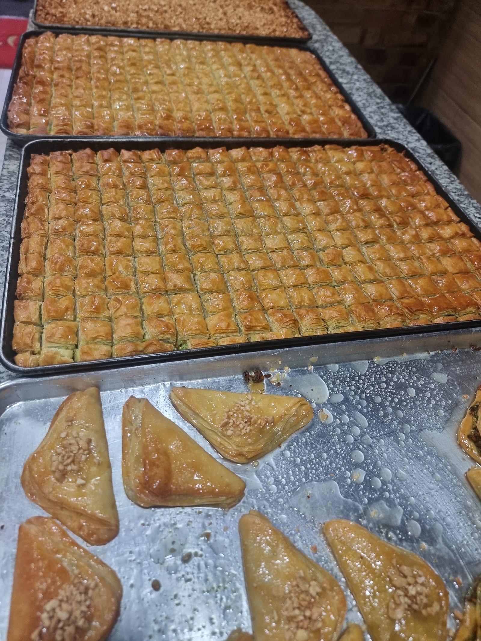 Khay baklava — bánh vuông và bánh tam giác nhân hạt