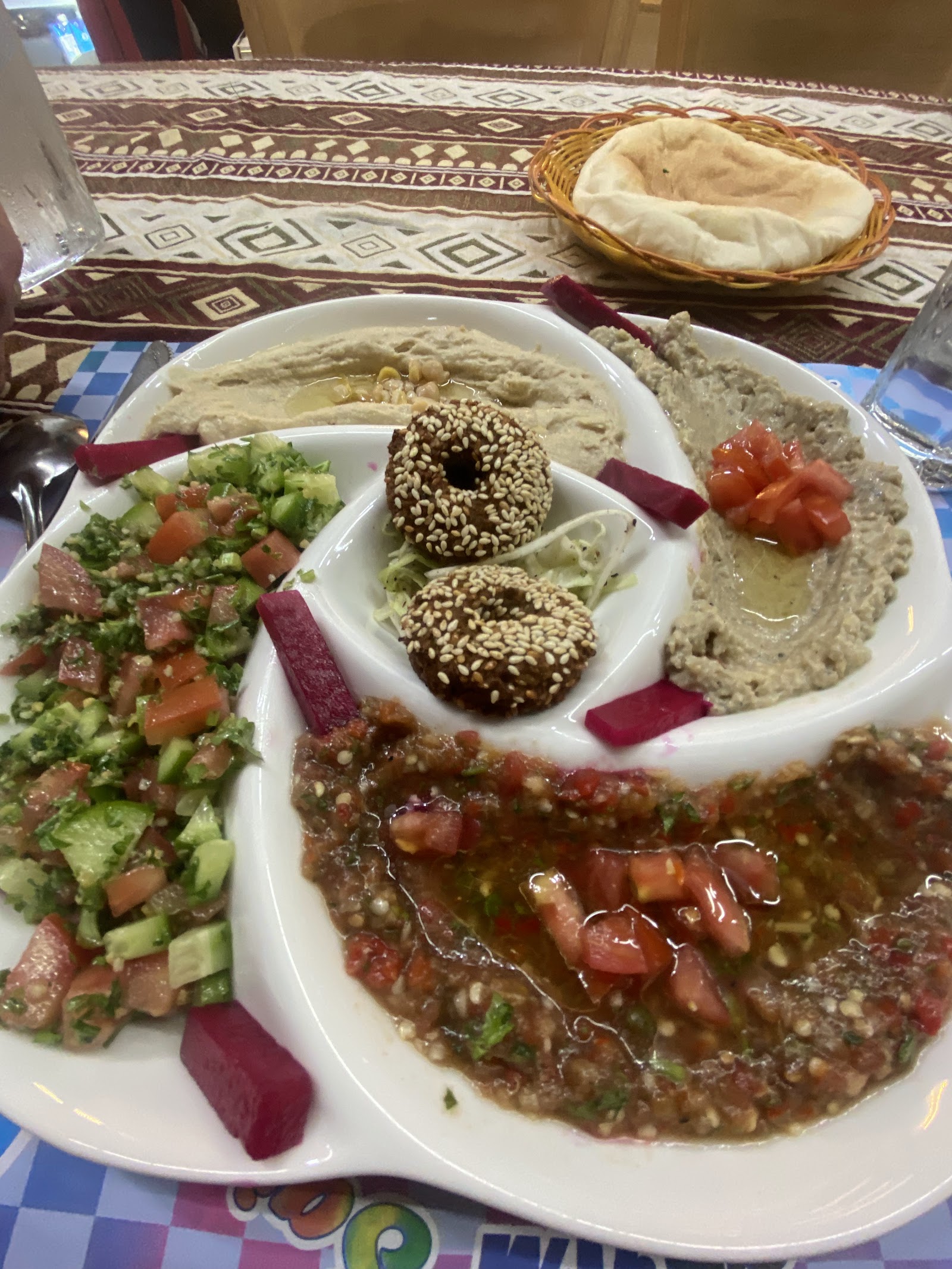 Mâm mezze — hummus, falafel, salad, sốt chấm và bánh mì