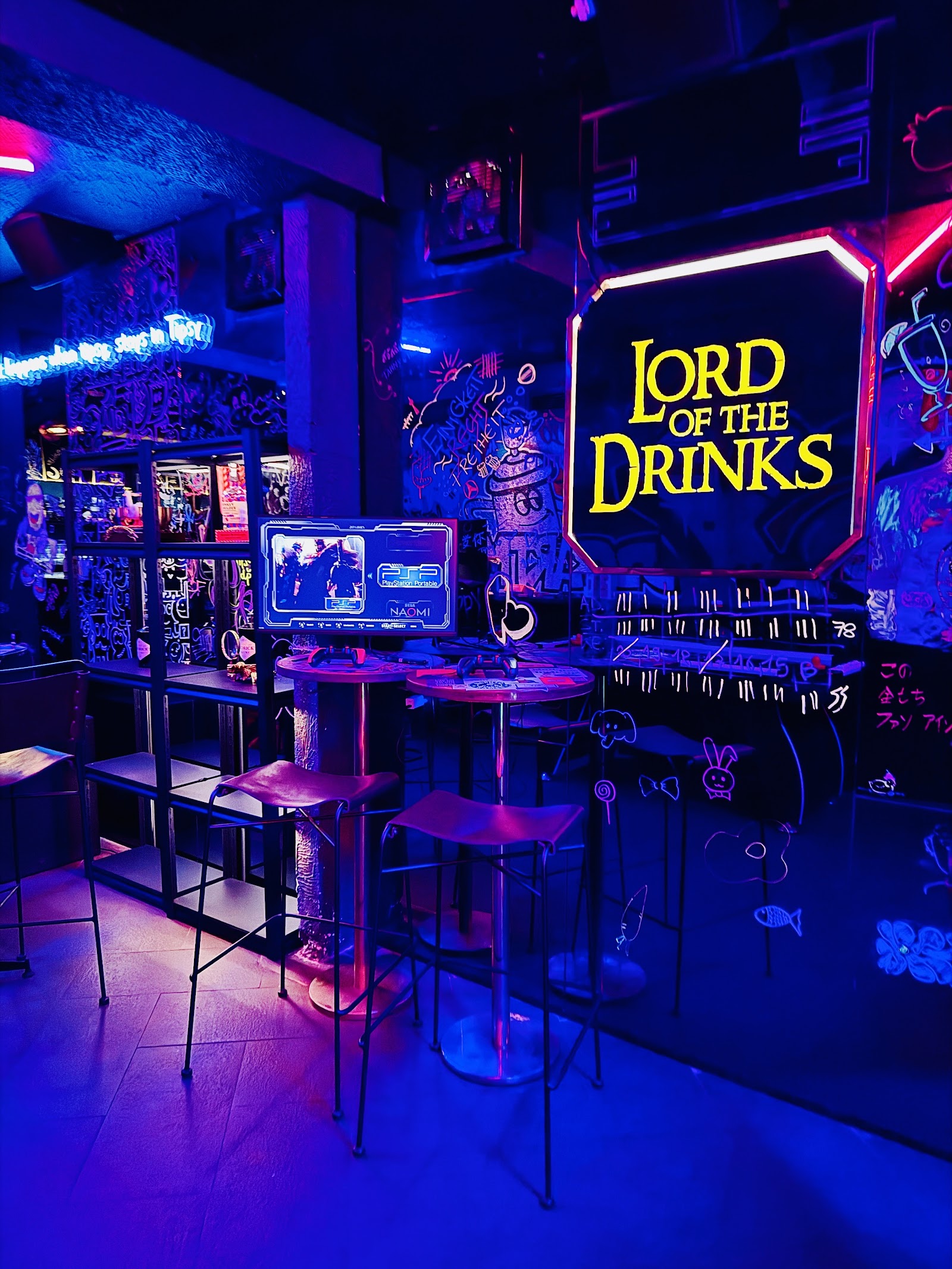 Lord of the Drinks 네온 아래 바57의 아케이드 코너