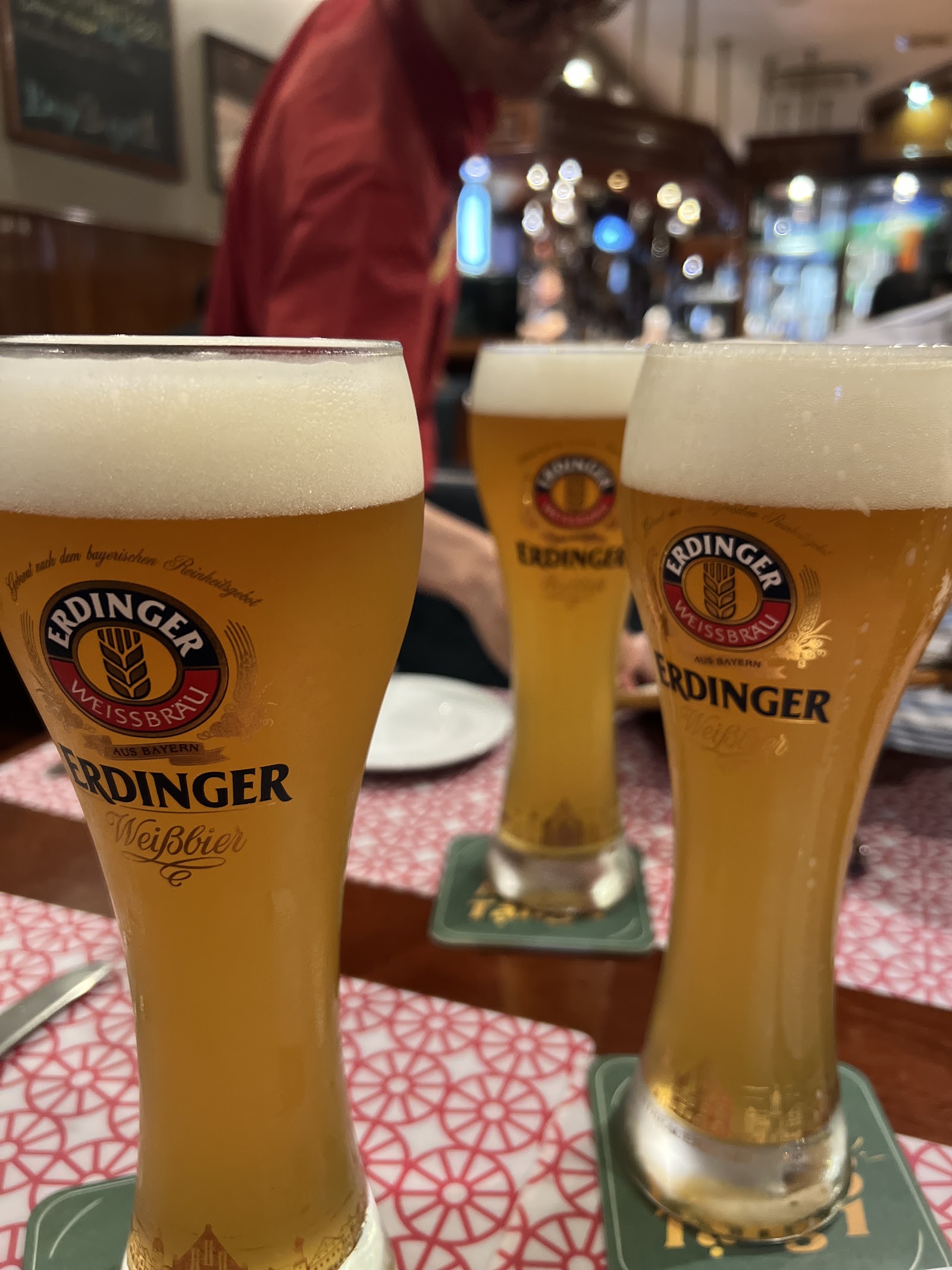 Ba ly bia Erdinger Weissbier trên bàn