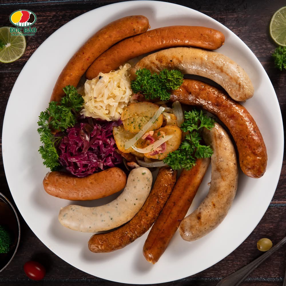 Đĩa xúc xích Đức — bratwurst, weisswurst, dưa cải sauerkraut, bắp cải đỏ