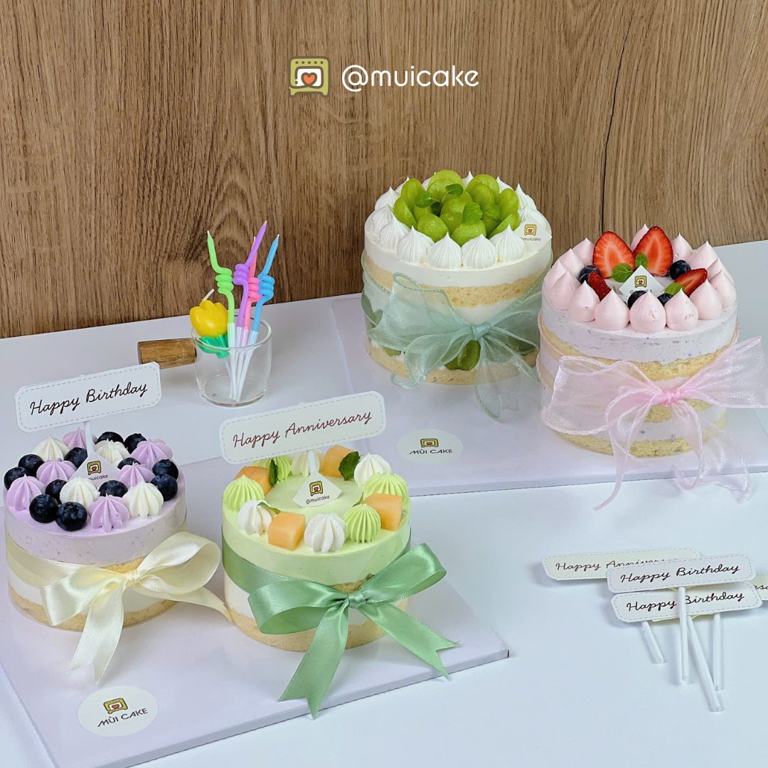 작은 축하 케이크 네 개