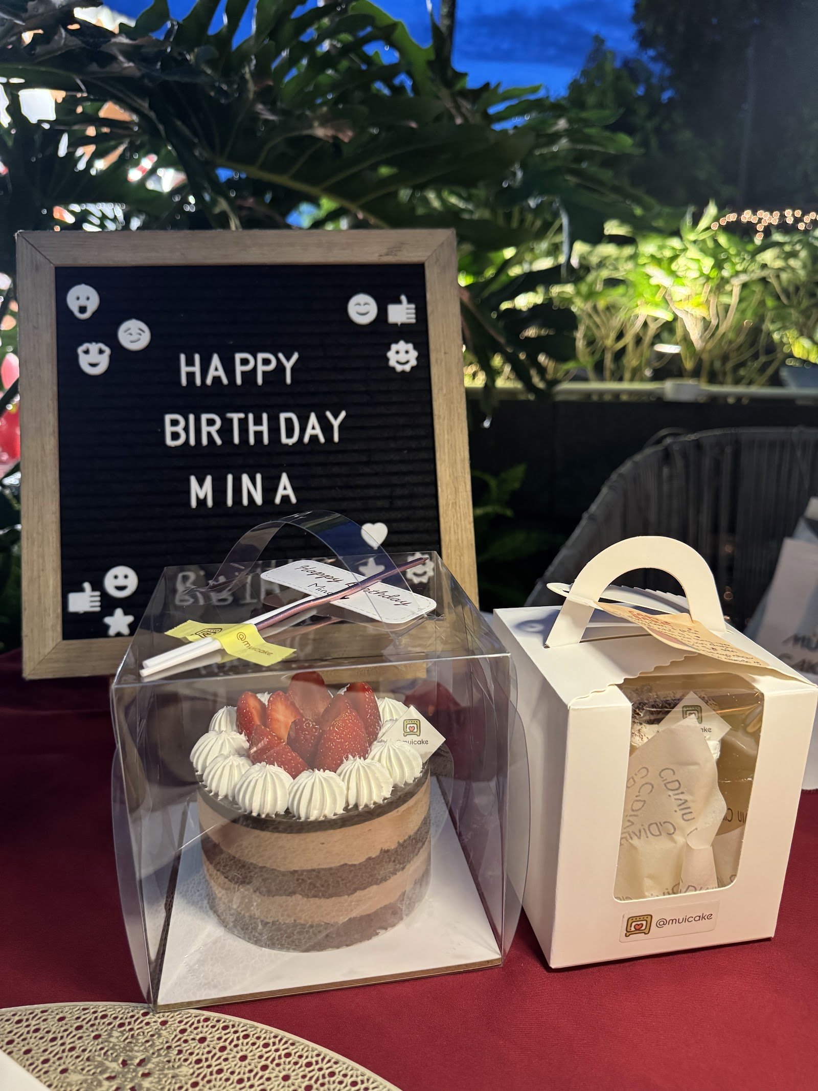 레터 보드와 생일 케이크