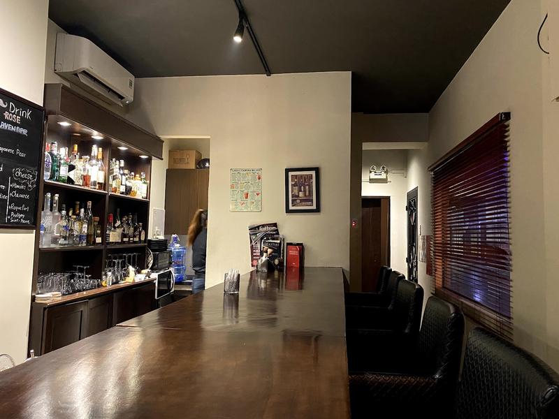Quầy bar nhìn từ bên trong Baron Bar