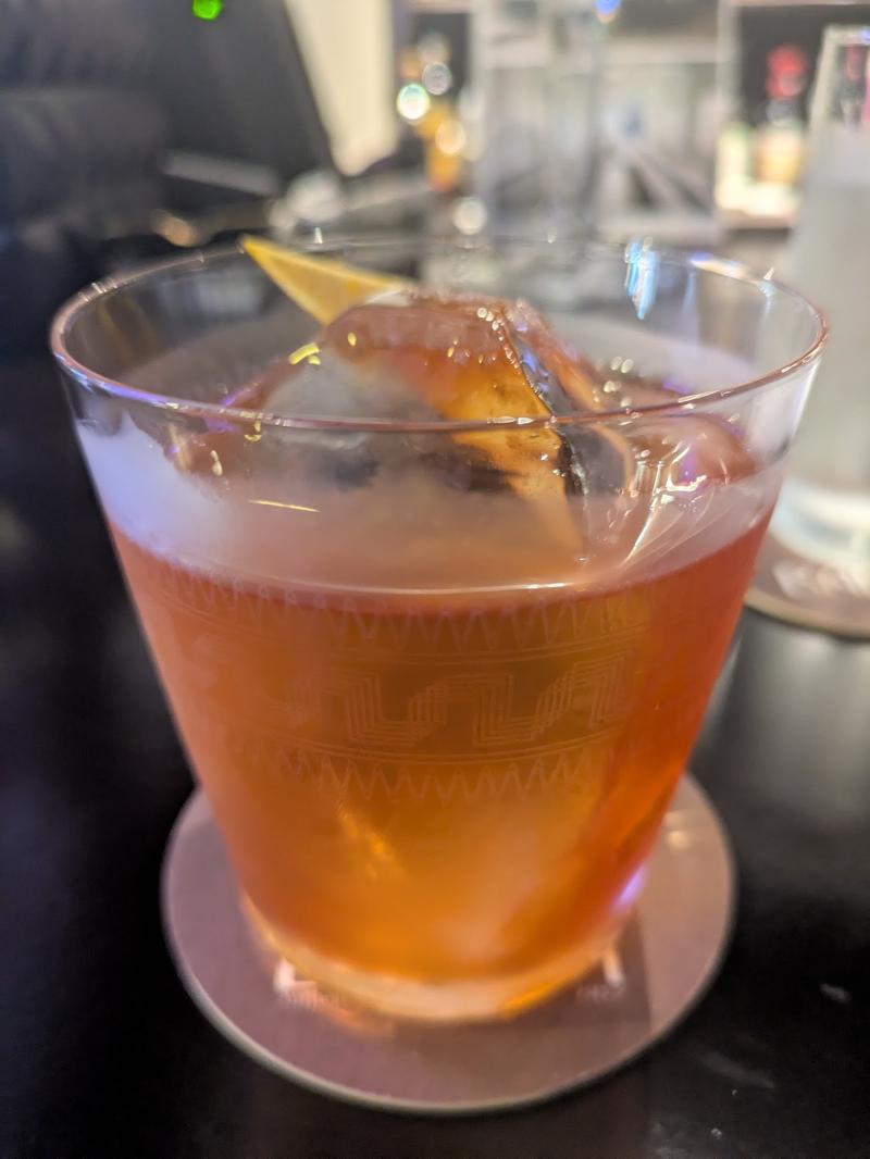 Cận cảnh một ly cocktail tại Baron Bar