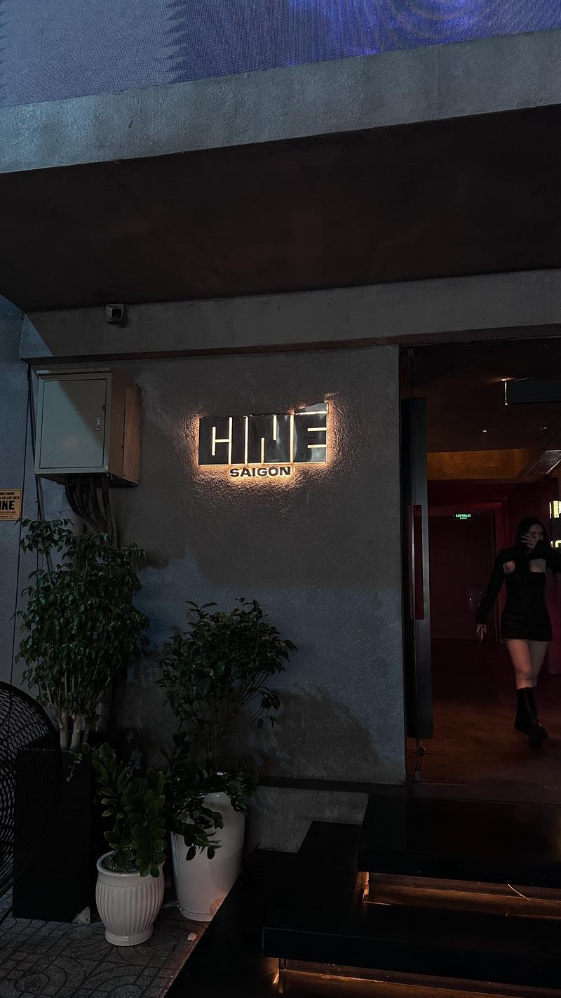 백라이트 CINE 간판의 시네 사이공 입구