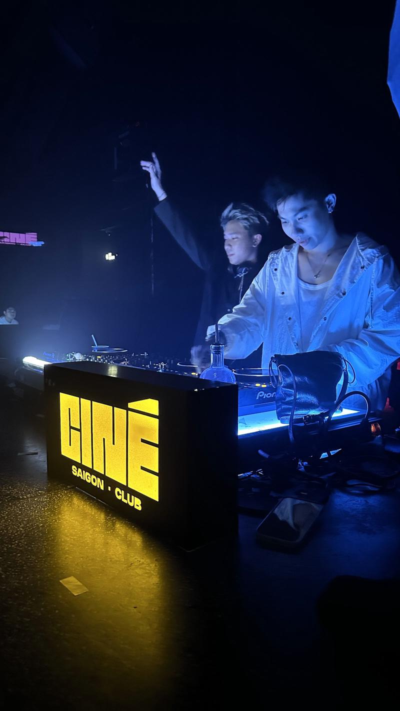 시네 사이공에서 공연하는 DJ