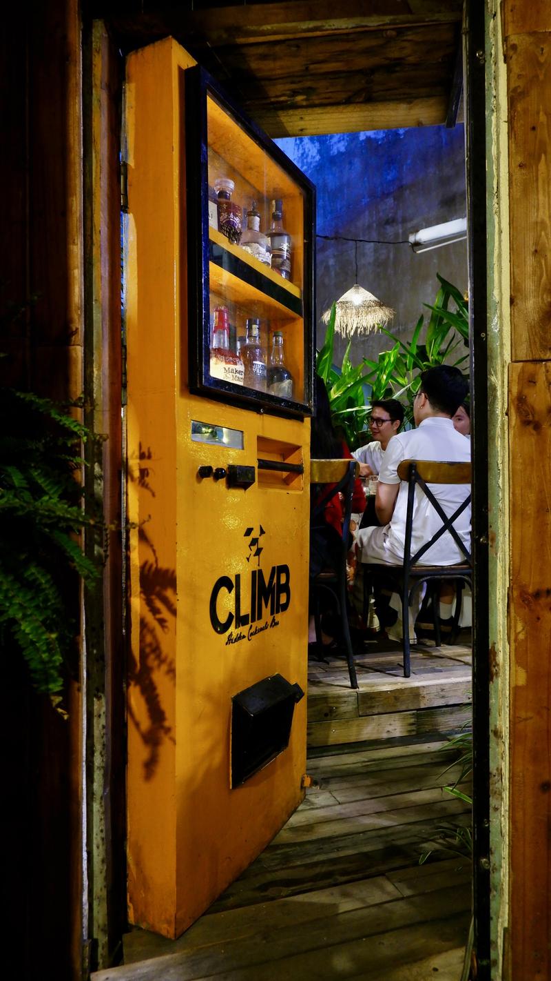 Lối vào ban đêm — cánh cửa máy bán hàng