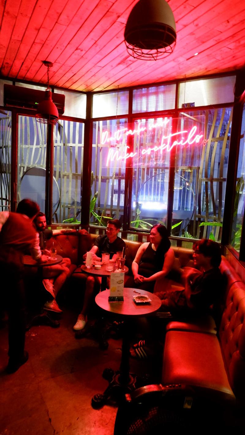 Góc lounge — ánh neon, chỗ ngồi ấm cúng
