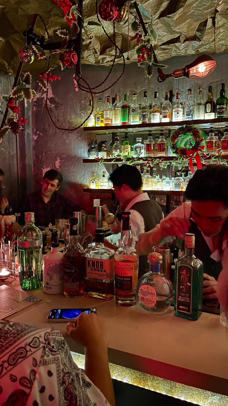 Bartender và dàn chai sau quầy