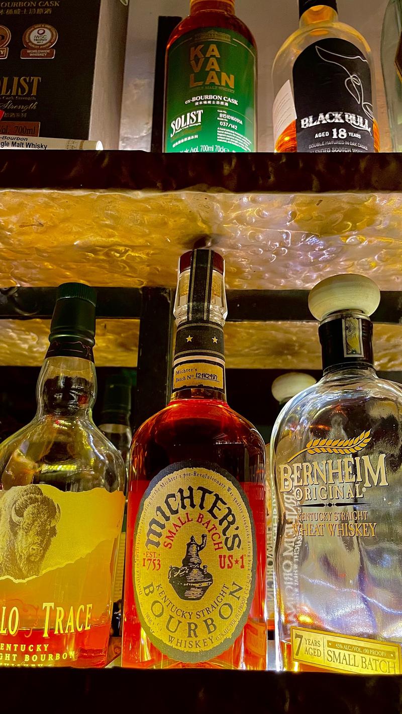 Kệ whisky sau quầy — những chai whisky Nhật