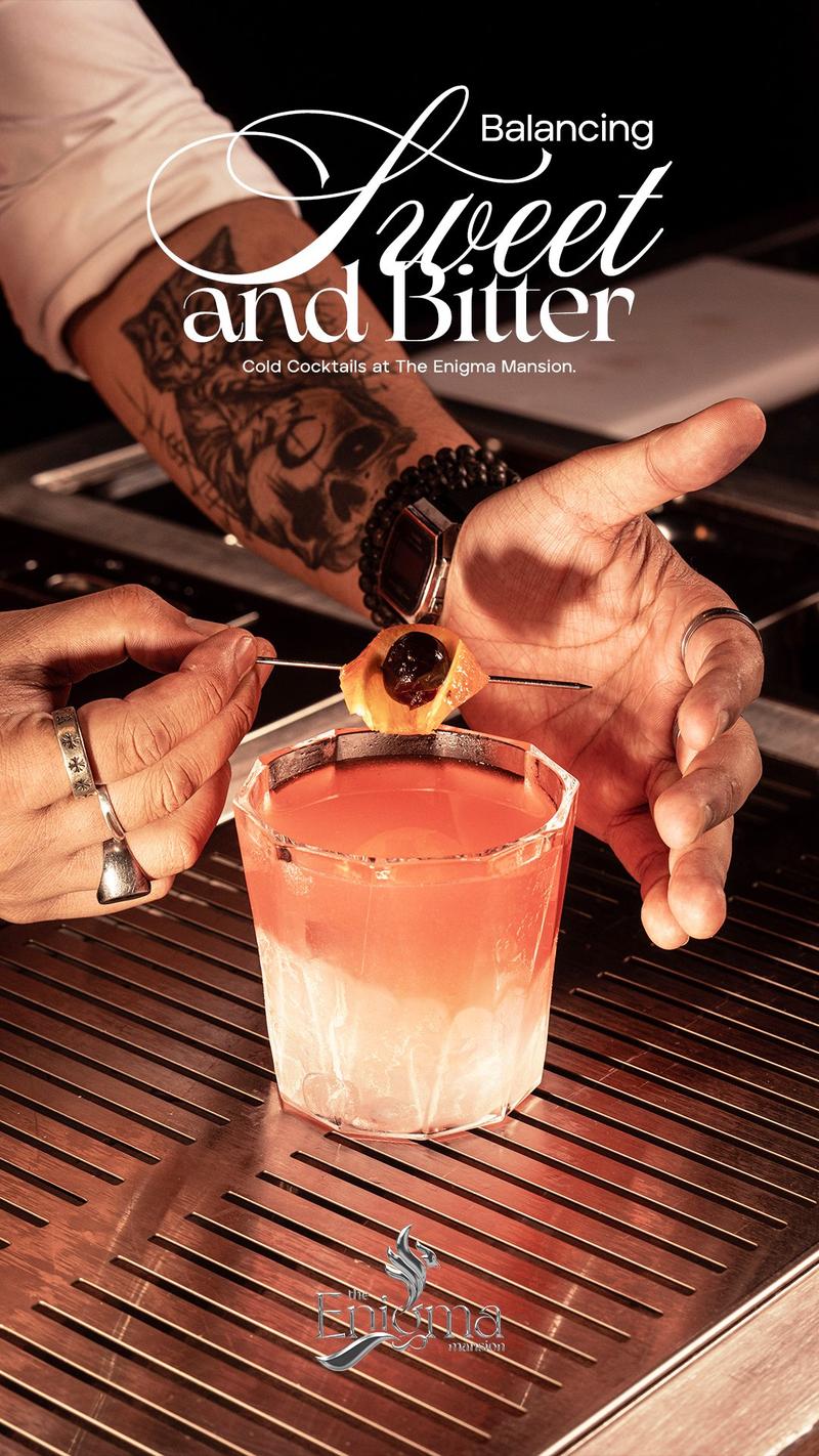Ly cocktail với garnish tại The Enigma Mansion