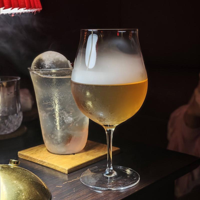 Ly cocktail bốc khói tại The Enigma Mansion