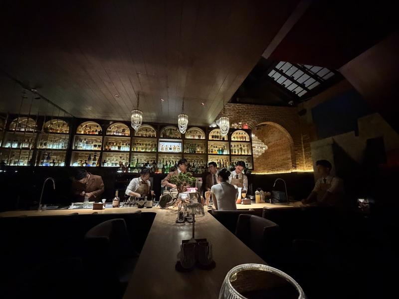 Không gian bar về đêm tại The Enigma Mansion