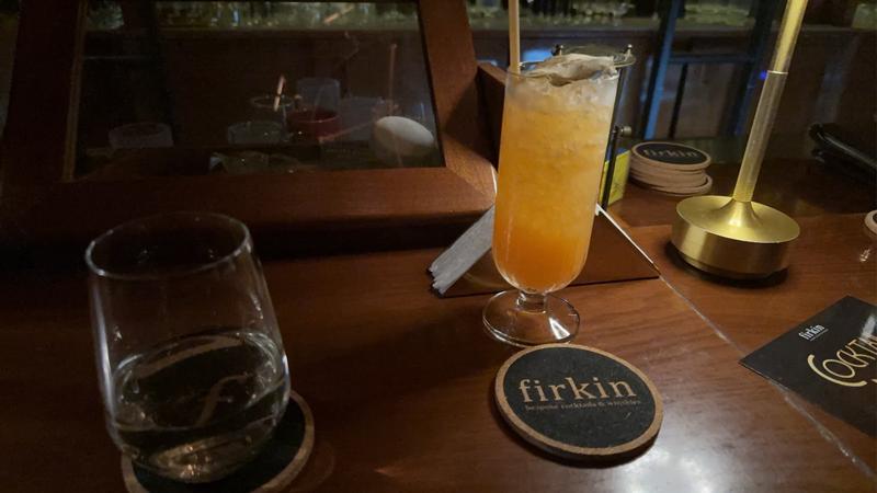 Firkin 코스터 위의 칵테일