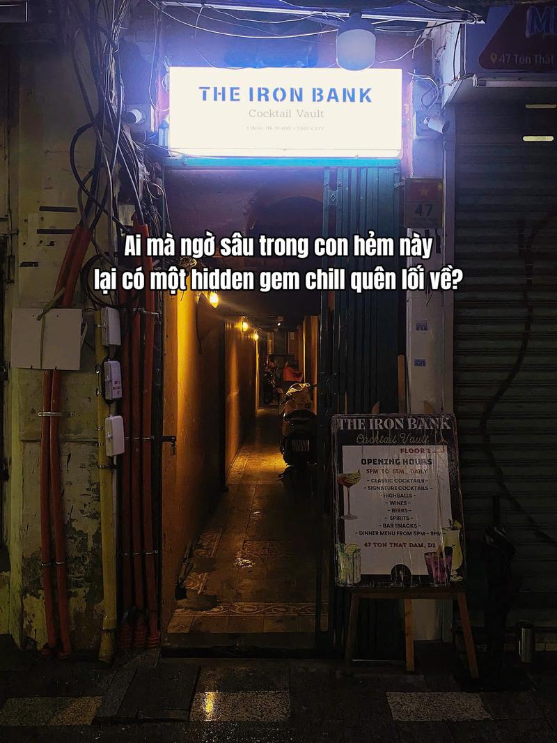 더 아이언 뱅크 입구 — 칵테일 볼트의 문