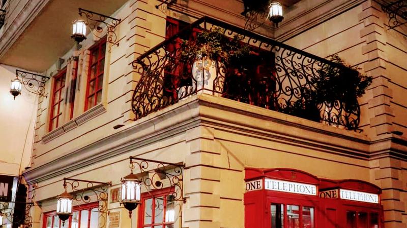 Lối vào Telephone Bar — hai bốt điện thoại đỏ kiểu Anh