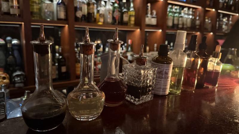 Chi tiết quầy bar của Telephone Bar với những bình decanter