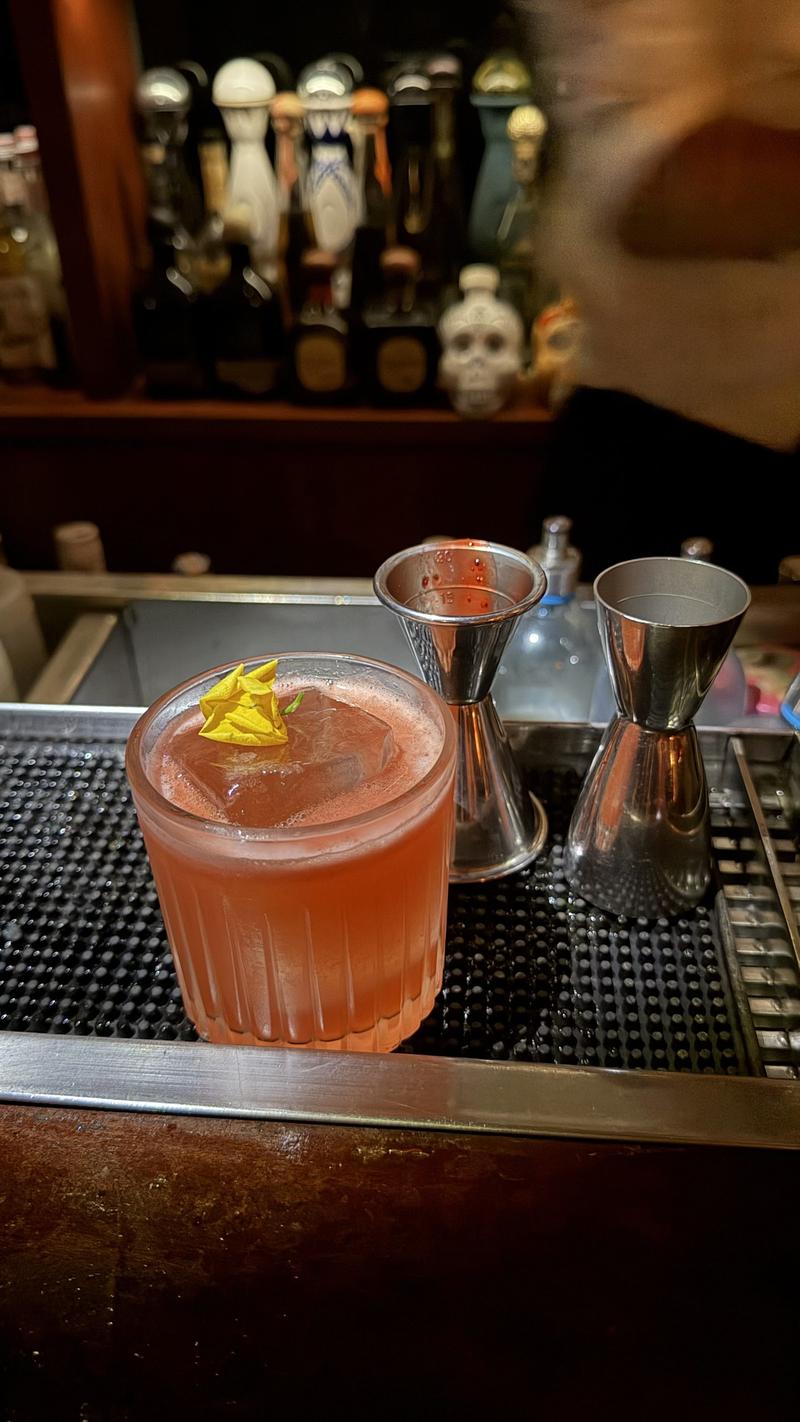 Cận cảnh một ly cocktail tại Telephone Bar