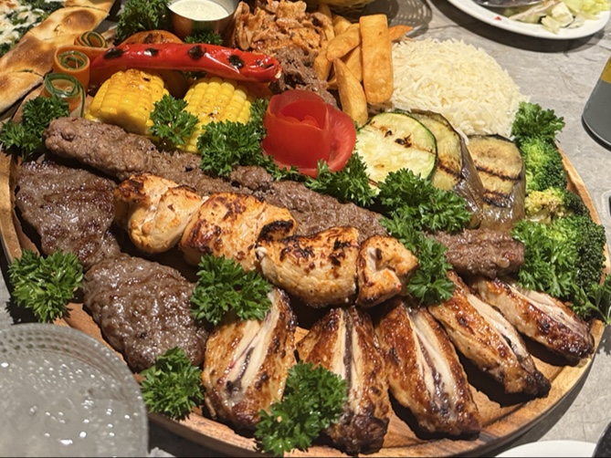 Mâm nướng thập cẩm — kebab, gà nướng, thịt bò, cơm, khoai tây chiên, rau củ