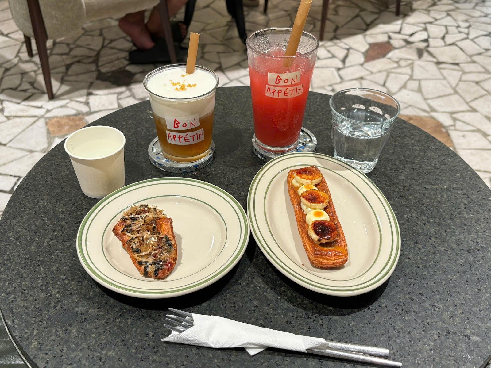 돌 테이블 위 세이보리 페이스트리, 토치 바나나 페이스트리, Bon Appétit! 음료 두 잔