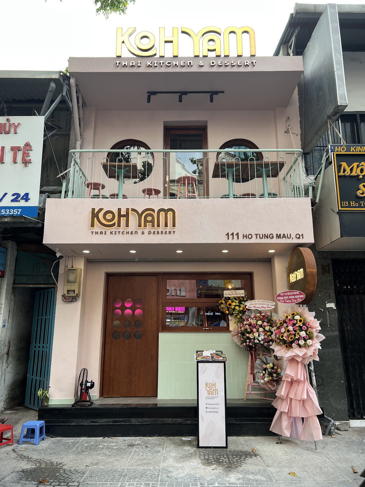 Mặt tiền ban ngày — biển vàng KOH YAM và mái hiên ghi 111 Hồ Tùng Mậu, Quận 1