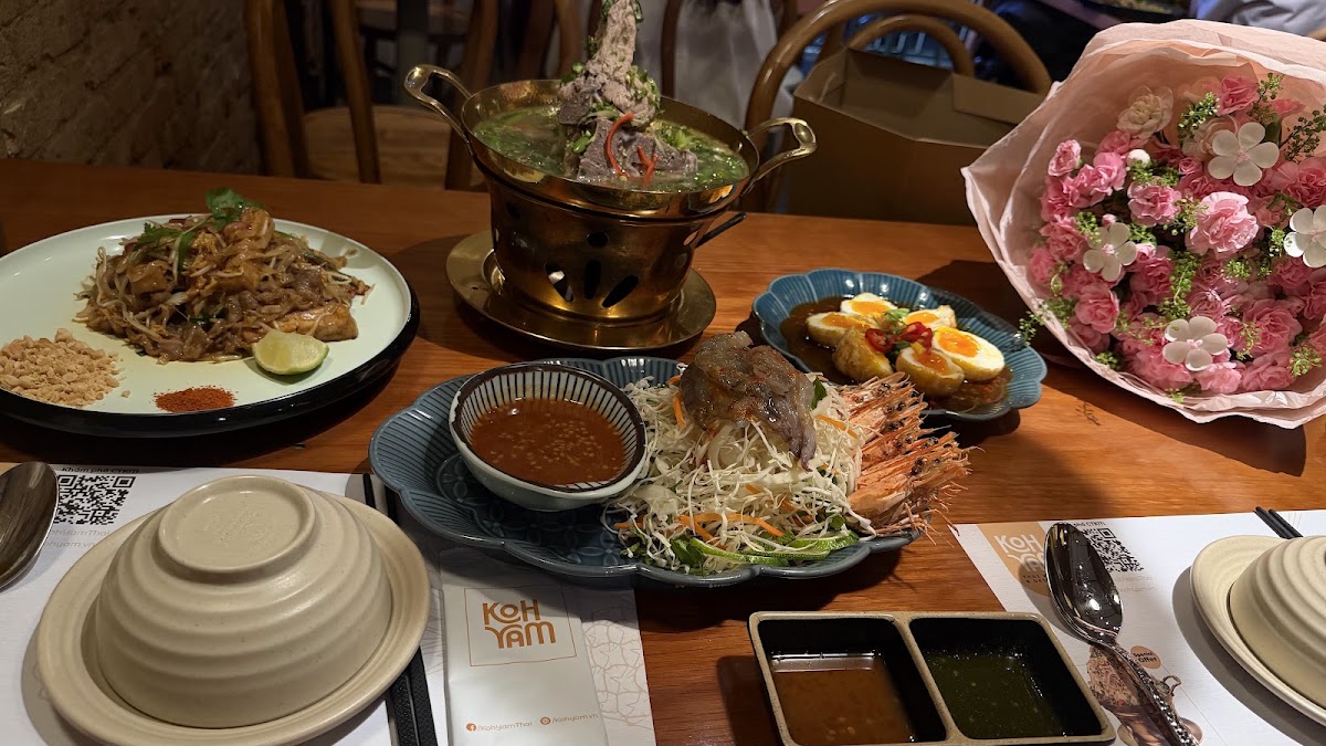 Pad Thai, lẩu đồng thau, gỏi đu đủ, trứng ngâm và bó hoa chúc mừng