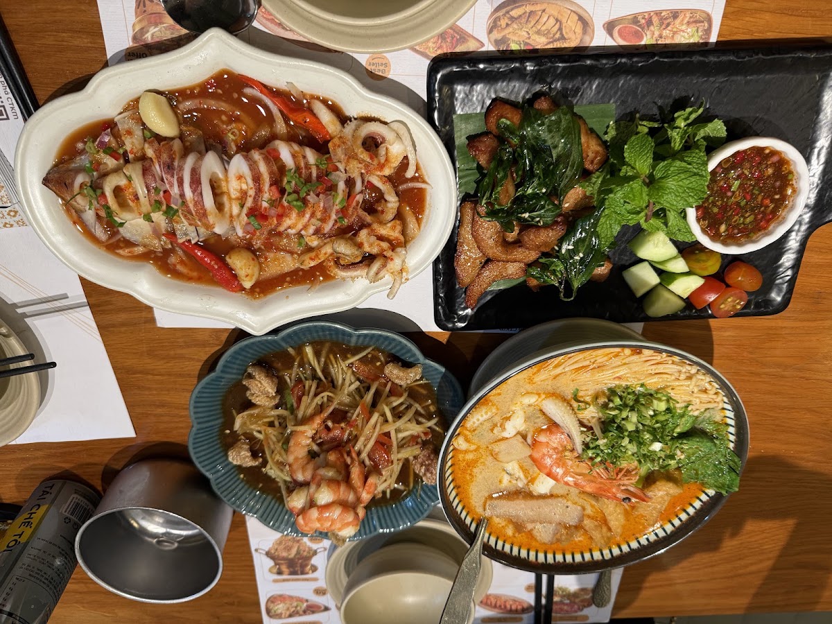 Mực hấp sốt chanh ớt, thịt heo xào húng quế, som tum tôm, mì Tom Yum