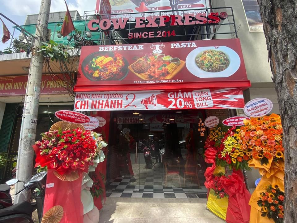 빨간 COW EXPRESS 옥상 간판, SINCE 2014, BEEFSTEAK과 PASTA 광고판