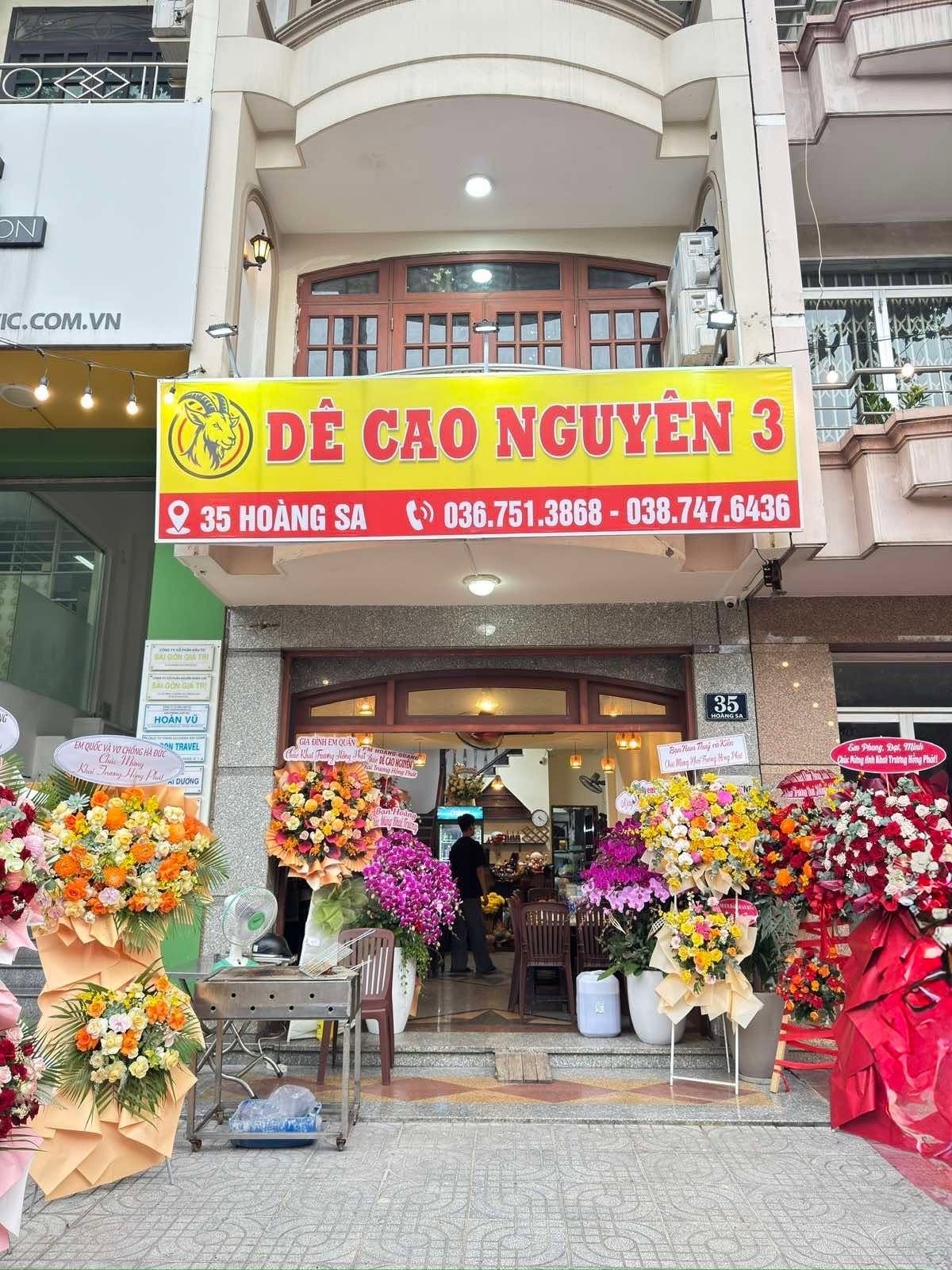 Mặt tiền với bảng hiệu DÊ CAO NGUYÊN 3 tại 35 Hoàng Sa