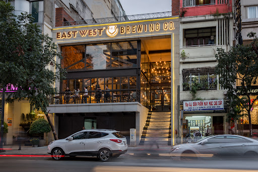 황혼의 금색 EAST WEST BREWING CO. 간판