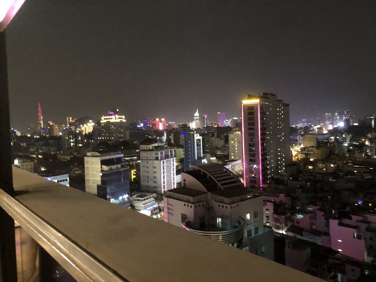 루프톱 테라스에서 본 밤의 도시 스카이라인