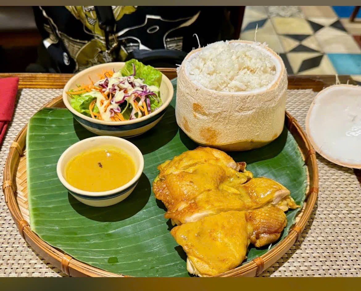 Cơm dừa gà nướng kèm salad — 통 코코넛 속 밥, 구운 닭고기, 샐러드, 소스