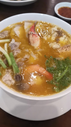 Bánh canh cua close-up: crab claw, shrimp, pork