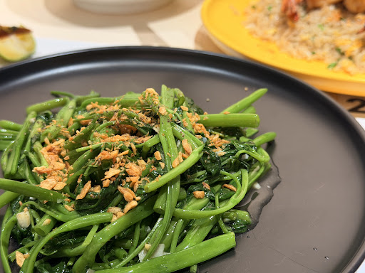 Stir-fried morning glory with crispy garlic
