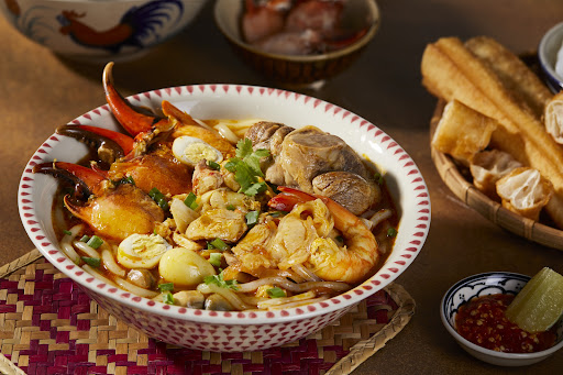 Bánh canh cua bowl with crab claws, shrimp, quẩy