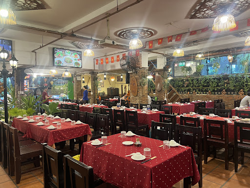 Gian tiệc lớn, khăn đỏ