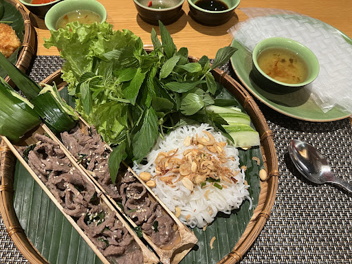 죽통에 담아 버미셀리와 허브와 함께 낸 요리