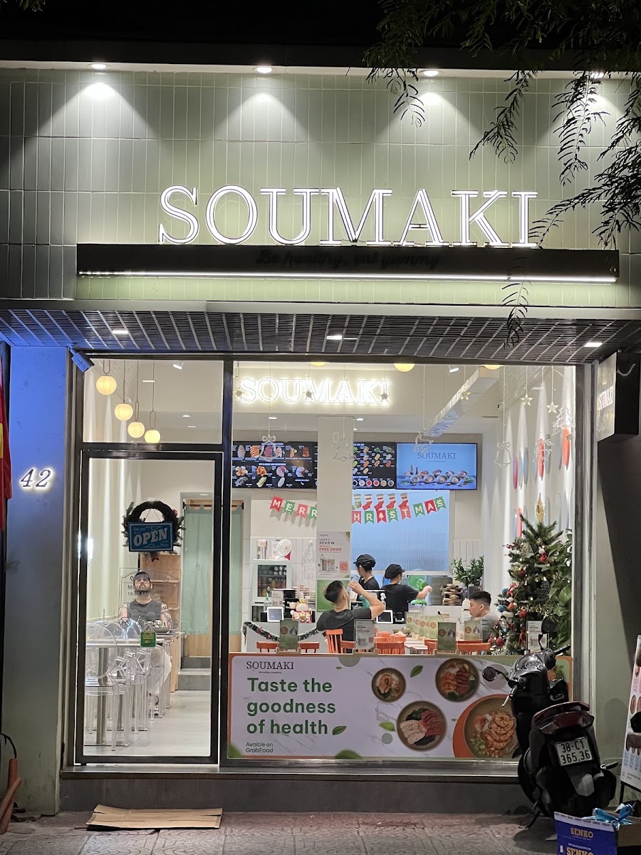 밤 외관 — 빛나는 SOUMAKI 간판, 42번