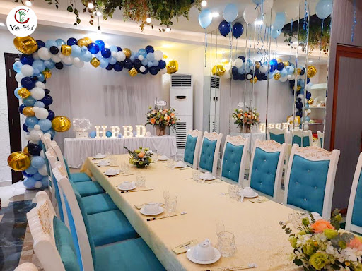 Phòng tiệc Việt Phố với bàn dài trải khăn kem và ghế bọc teal