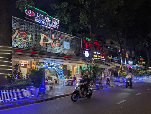Mặt tiền Việt Phố về đêm với biển neon đỏ