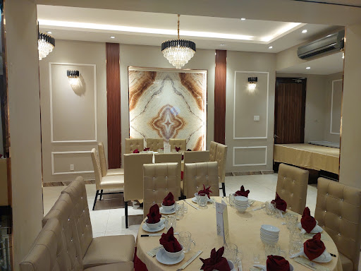 Phòng VIP với tường đá cẩm thạch, đèn chùm pha lê và ghế da