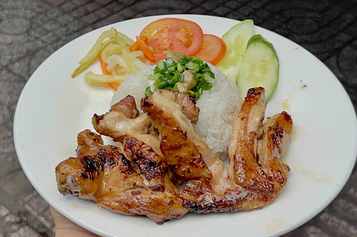 Món gà nướng dùng kèm cơm, chụp tháng 10/2026